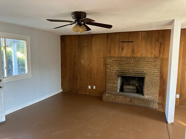 Building Photo - 3 Bed, 1 Bath Home