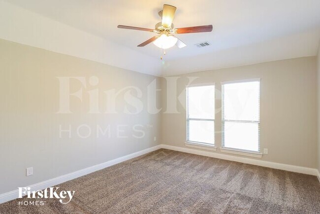 Building Photo - 4313 Lakeview Dr