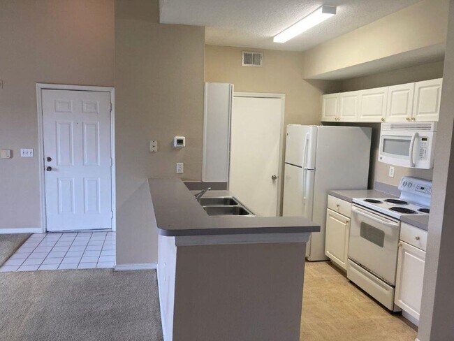 Building Photo - 2 bd / 1 ba in Palms Club Community