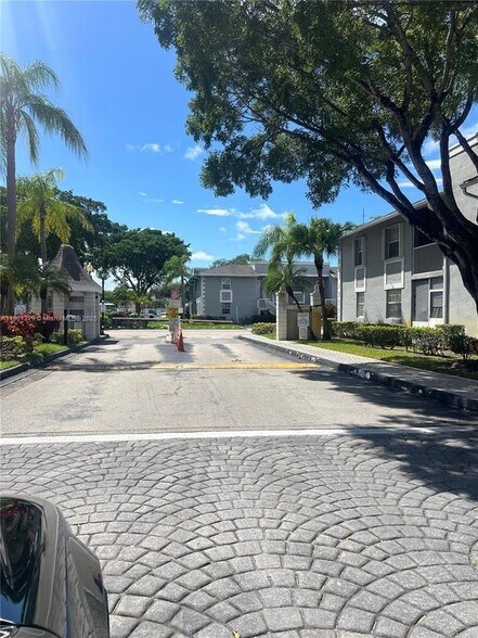 Building Photo - 438 NE 210th Cir Terrace