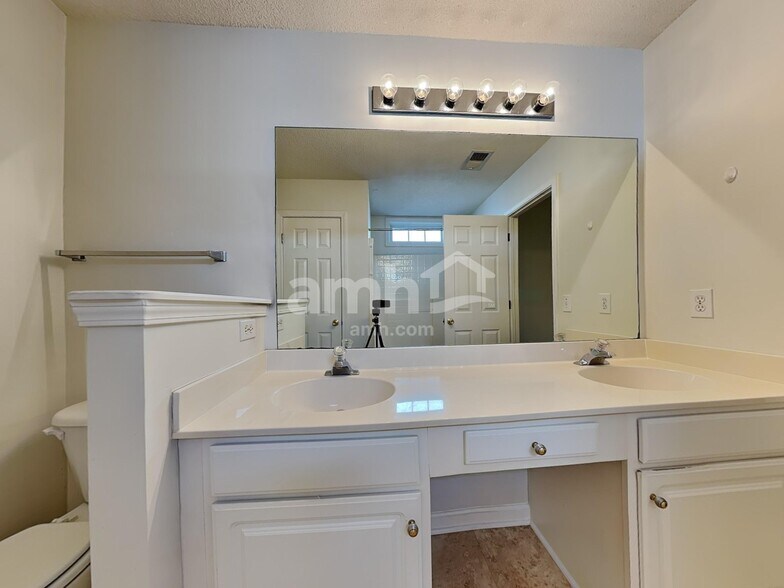 Building Photo - 11 Lake Linden Ct