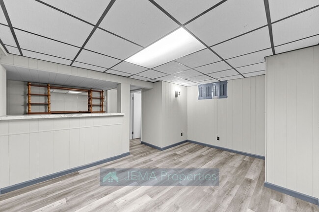 Building Photo - 503 E 8th St