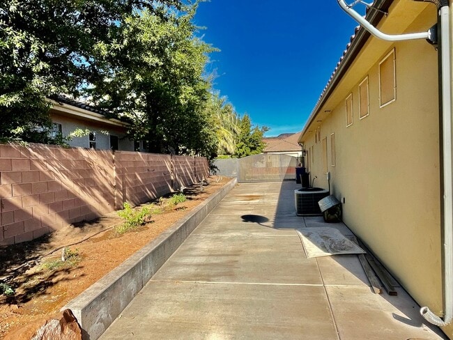 Building Photo - Beautiful Pet-Friendly Home on Green Springs Golf Course