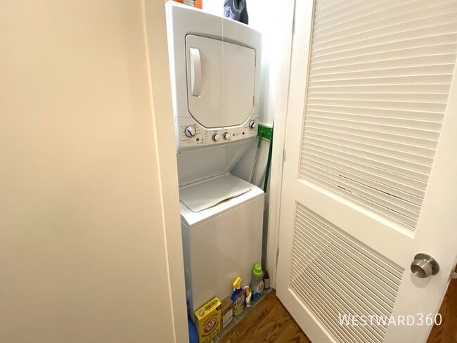 Building Photo - 4547 N Albany-1