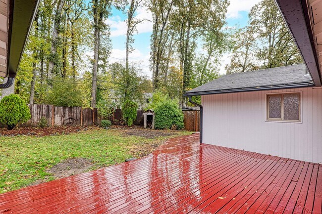 Building Photo - Updated 3Bed/2Bath w/ Bonus Room Plus Lake...