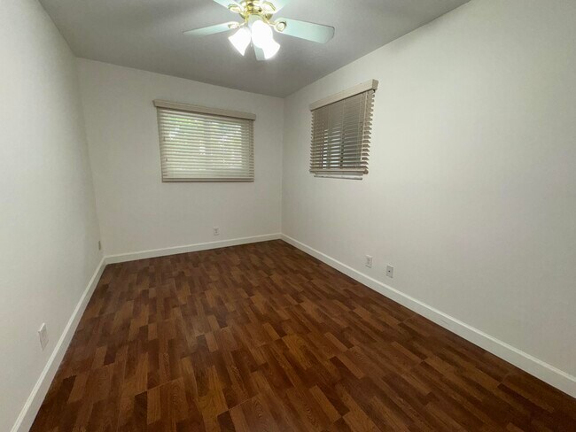 Building Photo - 6447 Parkview Dr