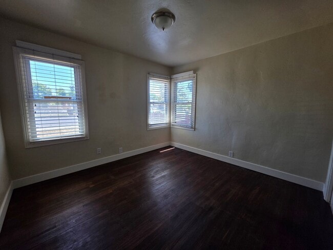 Building Photo - 112 W Feemster Ave