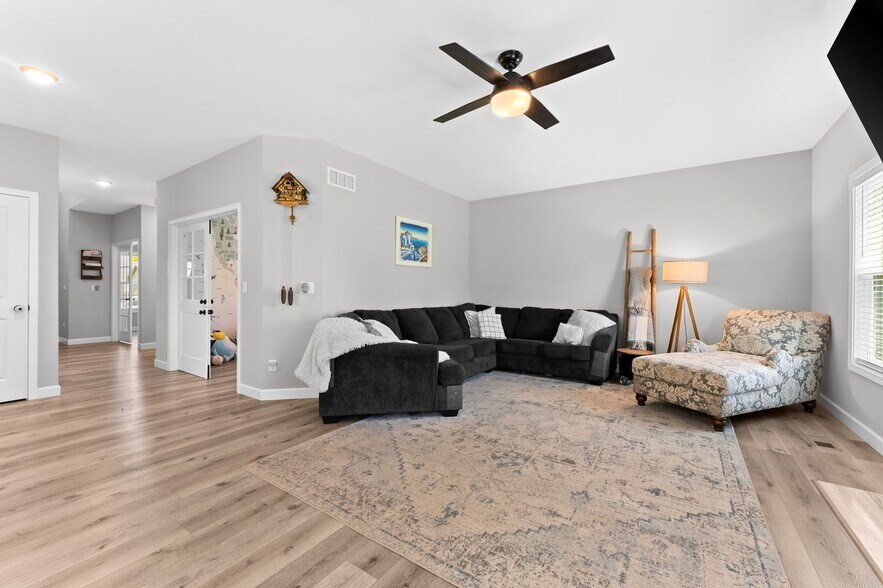 Building Photo - 748 Seagate Dr