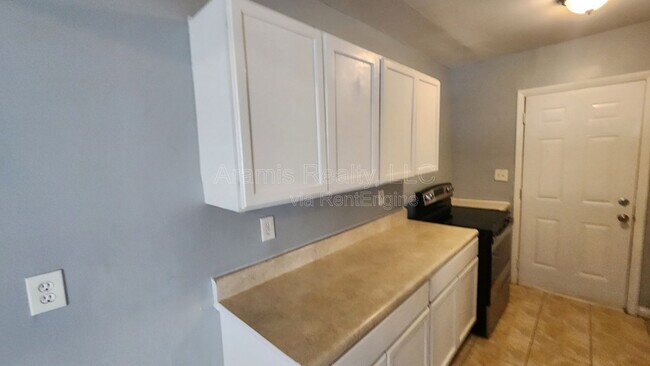 Building Photo - 248 Rosser St SW