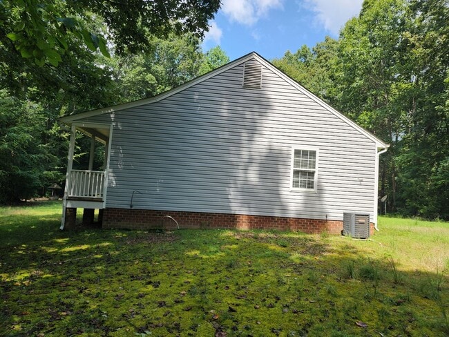 Building Photo - 3 Bedroom 2 Bath Brick Rancher in New Kent!