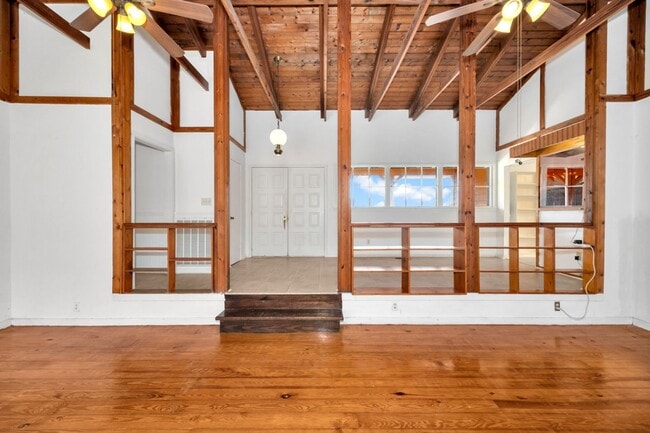 Building Photo - Spacious & Charming in Scottsboro!