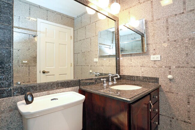 Building Photo - 236 Deerpath Ct