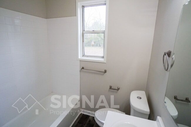 Building Photo - 712 Robison Dr