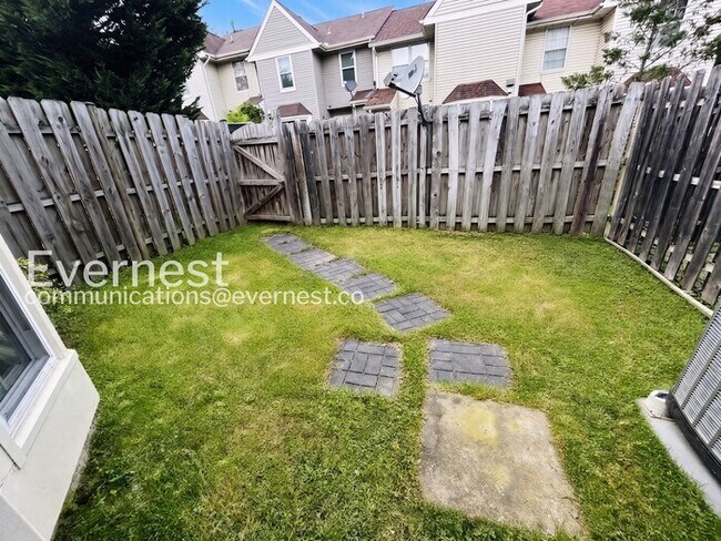 Building Photo - 3 Bed/2.5 Bath Townhome with Fenced Yard / Available Soon!