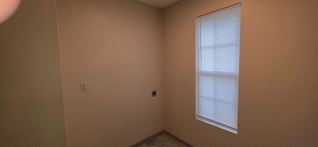 Building Photo - Close to Missouri State University! 3 Bedroom 2 Bathroom for $1295