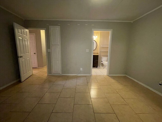 Building Photo - 4 Bedroom main house 2 bedroom guest house