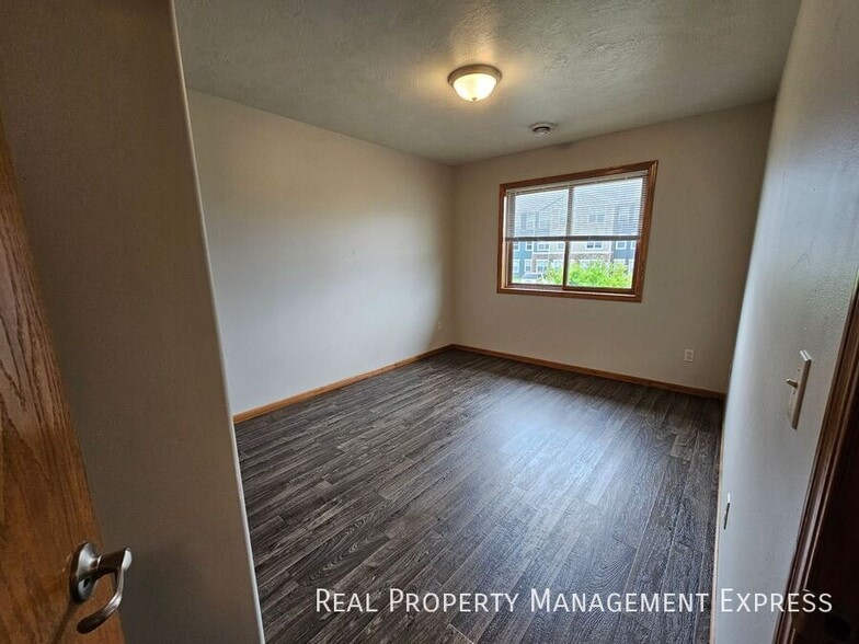 Building Photo - Spacious 3-bedroom, 1-bathroom apartment w...
