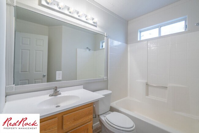 Building Photo - Spacious 3 Bedroom Single-Level Home in Bl...