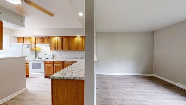 Building Photo - 3 Bedroom/1 bathroom renovated townhouse.