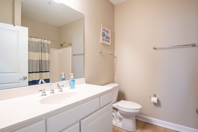 Building Photo - CALLING ALL GOLF ENTHUSIASTS!!! PERFECT OFF-SEASON RENTAL AWAITS YOU.