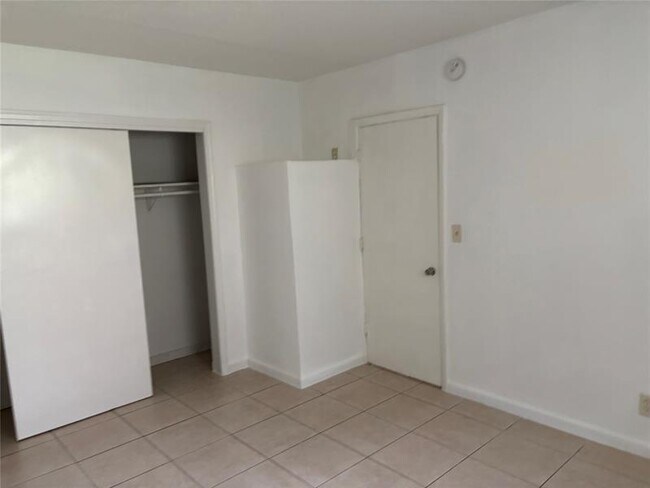 Building Photo - 6011 SW 41st St