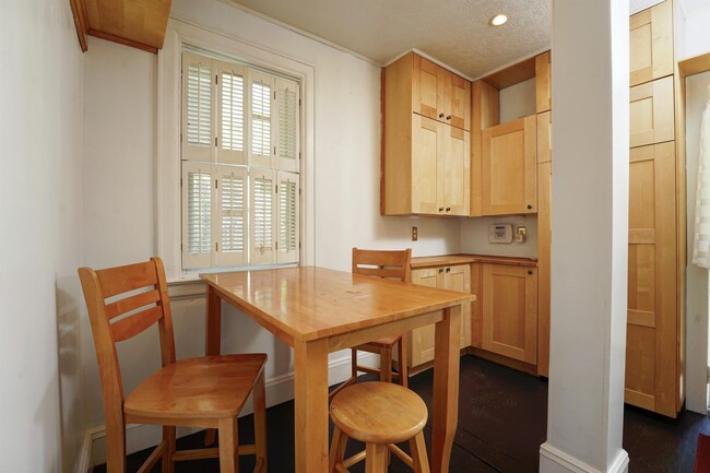 Building Photo - 1104 Summit Dr