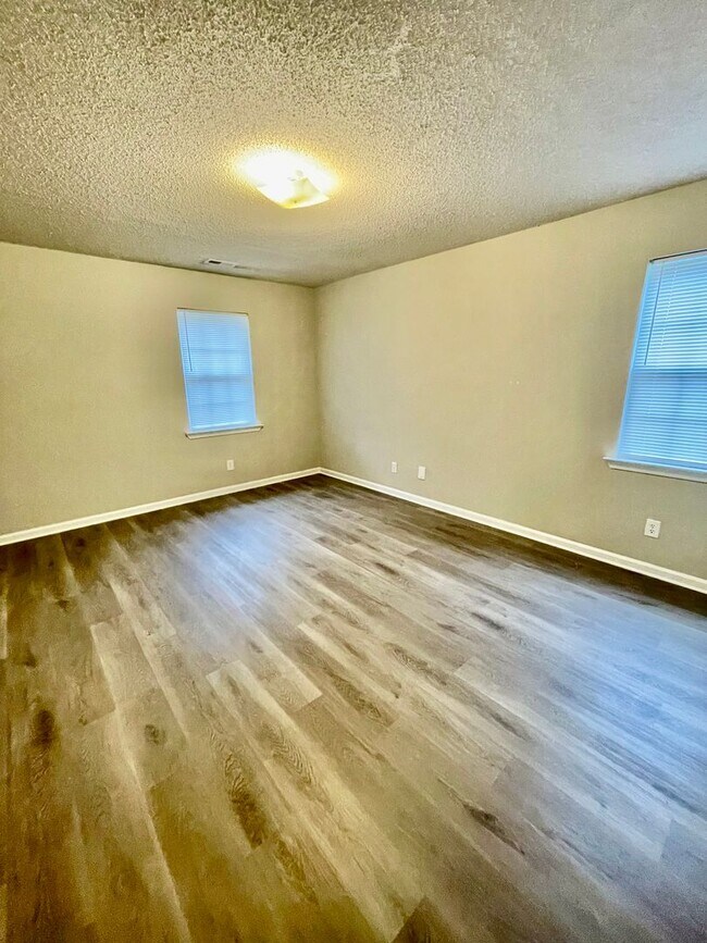 Building Photo - Welcome to this charming 3-bedroom, 2-bathroom home located in the vibrant city of Charlotte, NC.