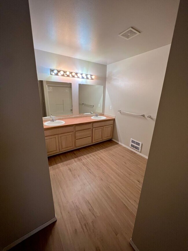 Building Photo - 1008-1010 E. Ermina