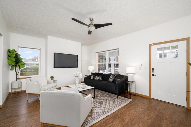 Building Photo - Elegant 3 Bed / 1.5 Bath Renovated Home in...