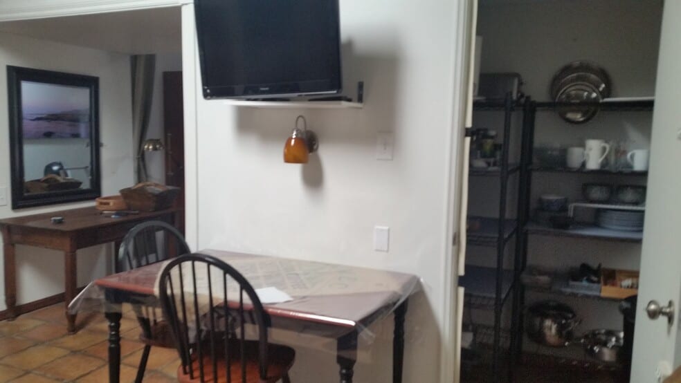 eating area - 682 Carlo Dr