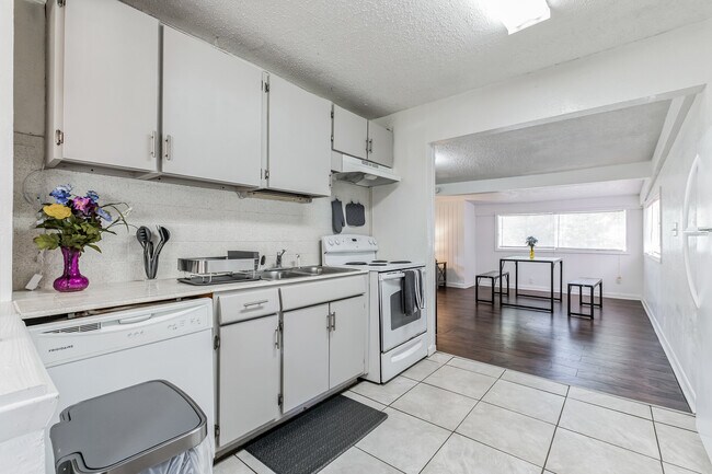 Kitchen - 3333 Frances Ave