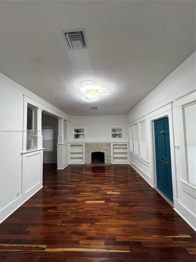Building Photo - 130 SW 1st Ave
