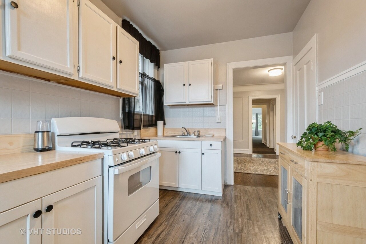 Kitchen - 6335 N Claremont Ave