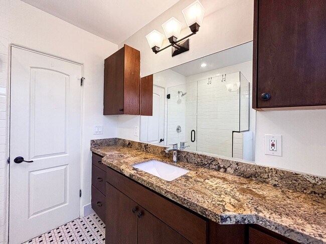 Building Photo - Beautiful 3BD/3BA House in Talmadge w/ ADU...