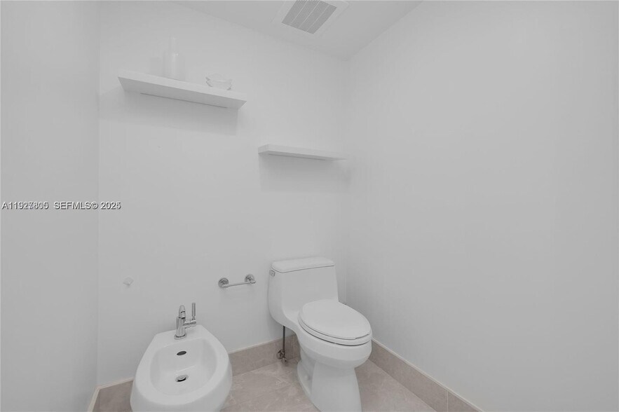 Building Photo - 17001 Collins Ave