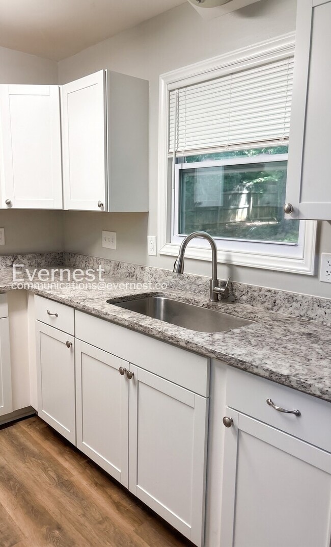 Building Photo - 3 Bed, 2 Bath Home with Fenced Backyard and Attached Garage / Available Soon!