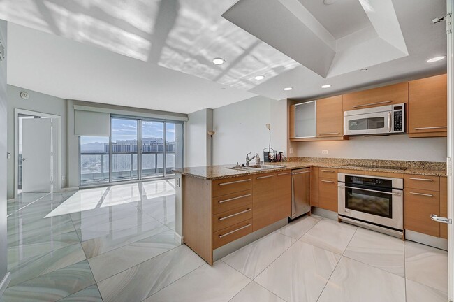 Building Photo - Turnberry Towers 2704- Strip/City Views fr...