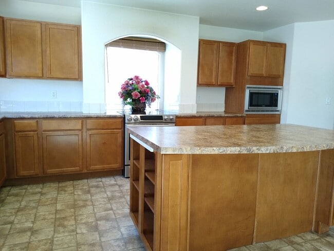 Building Photo - Massive and Expansive 5 Bedroom Green Vall...