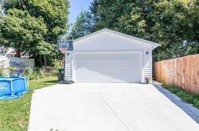 Building Photo - 1303 Lakeland Ave