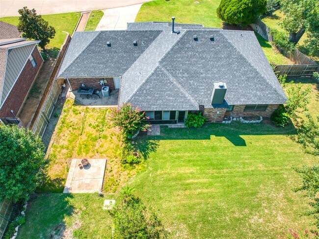 Building Photo - 1828 Honeysuckle Ln