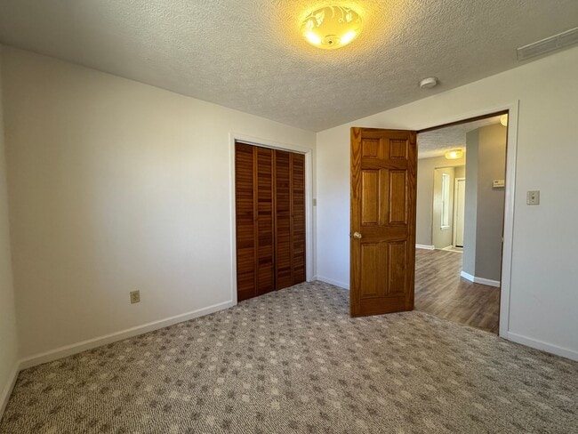 Building Photo - Quaint Three Bedroom Home with an Oversized Tub!