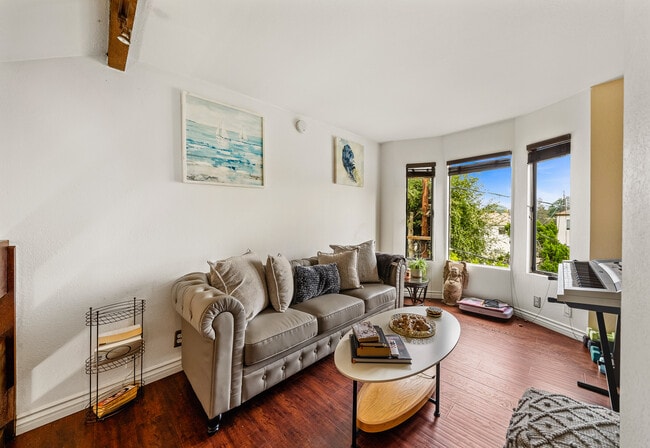 Building Photo - 906 Kings Rd