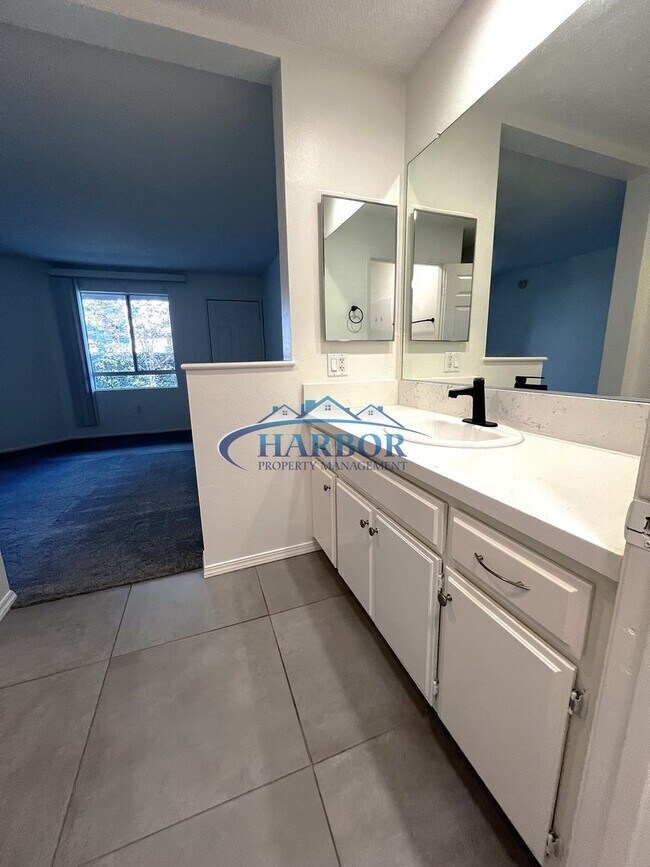 Building Photo - Beautiful San Pedro Condo 2 Bedroom 2.5 Bath