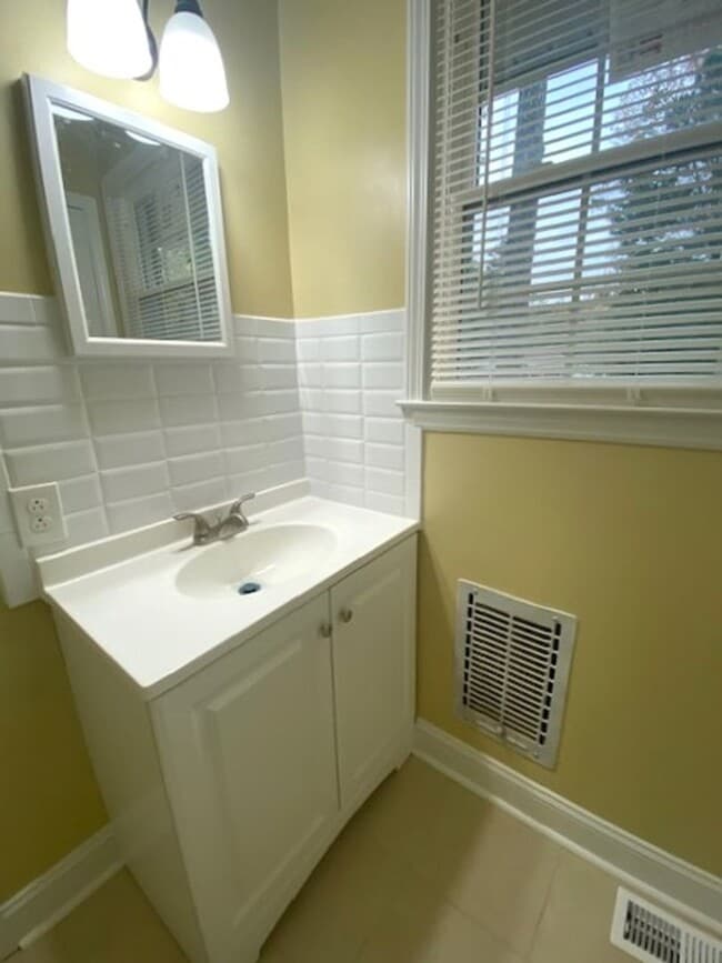 Building Photo - 100% Renovated! 3 Bedroom/1.5 Bathroom!