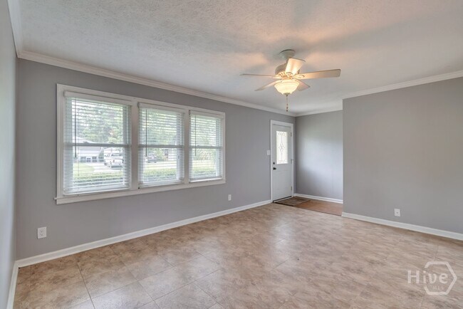 Building Photo - 319 Tanglewood Rd