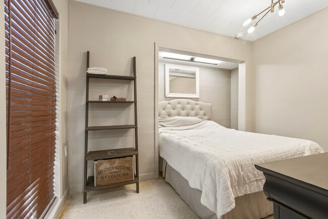 Building Photo - 215 Live Oak Ave E