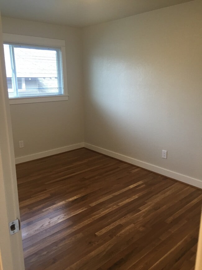 Building Photo - New Modern Remodel 2br Hardwoods Quartz DW...