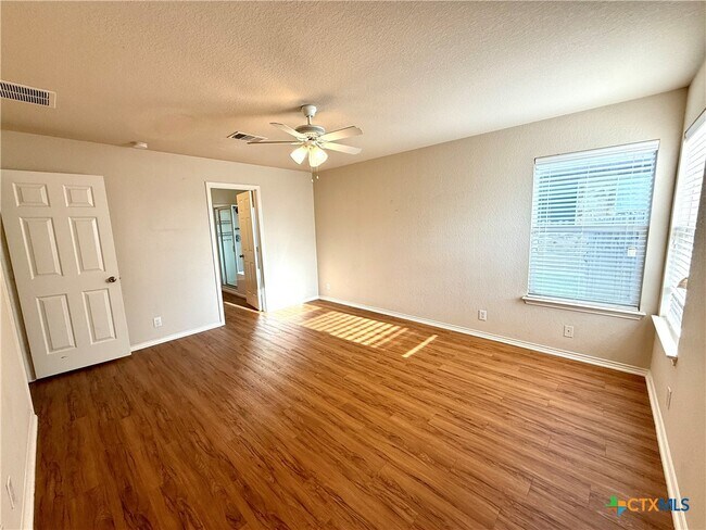 Building Photo - 558 Briggs Dr