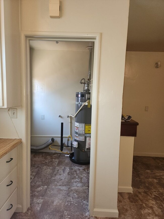 Building Photo - Escalon cute 2 bedroom duplex w/garage