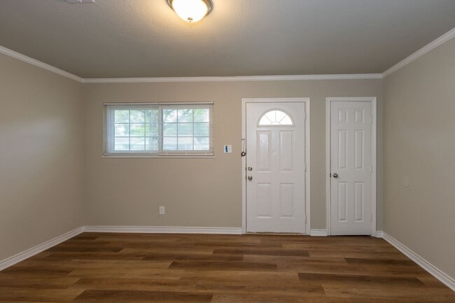 Building Photo - Spacious 4 bedroom in 77707. More pics com...